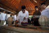 Ketua umum Partai Gerindra Prabowo Subianto (Tiga Kanan) menabur bunga di pusara makam Ayahanda Presiden Soekarno, R. Soekeni Sosrodihardjo saat berziarah di Makam Presiden Soekarno, Blitar, Jawa Timur, Jumat (4/5).Selain berziarah ke makam Presiden Soekarno, Prabowo dan sejumlah elite Partai Gerindra tersebut juga dijadwalkan melakukan konsolidasi kader di beberapa daerah di Jatim, dalam rangka pemenangan Pilkada Jatim 2018, Pemilu serta Pemilihan Presiden 2019. Antara Jatim/Irfan Anshori/mas/18.