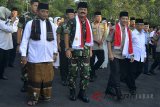 Kapolri Jenderal Tito Karnavian (kedua kanan) dan Panglima TNI Marsekal Hadi Tjahjanto (kedua kiri) menghadiri safari Ramadan di Brigif 13 Galuh Tasikmalaya, Jawa Barat, Senin (28/5). Dalam kegiatan tersebut Panglima TNI bersama Kapolri memberikan santunan kepada anak yatim serta buka bersama dilanjutkan salat tarawih berjamaah. ANTARA JABAR/Adeng Bustomi/18 