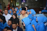 Ketua Umum Partai Gerindra Prabowo Subianto (tengah) berfoto bersama sejumlah perawat seusai menjenguk Pengasuh PP. Al Islah Bondowoso KH  Maksoem yang sedang sakit di RS Delta Surya Sidoarjo, Jawa Timur, Kamis (3/5). Prabowo Subianto melakukan safari di sejumlah tempat di Jawa Timur selama empat hari untuk konsolidasi bersama kader Gerindra dalam Pilkada Jatim 2018 dan Pilpres 2019. Antara Jatim/Umarul Faruq/mas/18.