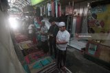 Umat muslim melaksanakan salat Jumat pertama pada bulan Ramadan 1439 Hijriyah di antara lapak-lapak pedagang di kawasan Masjid Ampel, Surabaya, Jawa Timur, Jumat (18/5). Antara Jatim/Moch Asim/zk/18