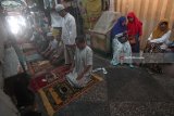 Umat muslim melaksanakan salat Jumat pertama pada bulan Ramadan 1439 Hijriyah di antara lapak-lapak pedagang di kawasan Masjid Ampel, Surabaya, Jawa Timur, Jumat (18/5). Antara Jatim/Moch Asim/zk/18