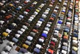 Umat muslim melaksanakan salat Tarawih pertama bulan Ramadan di Masjid Al Akbar, Surabaya, Jawa Timur, Rabu (16/5). Pemerintah menetapkan 1 Ramadan 1439 Hijriyah jatuh pada Kamis (17/5). Antara Jatim/M Risyal Hidayat/zk/18