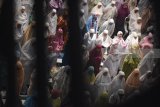 Umat muslim melaksanakan salat Tarawih pertama bulan Ramadan di Masjid Al Akbar, Surabaya, Jawa Timur, Rabu (16/5). Pemerintah menetapkan 1 Ramadan 1439 Hijriyah jatuh pada Kamis (17/5). Antara Jatim/M Risyal Hidayat/zk/18