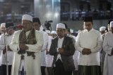 Gubernur DKI Jakarta Anies Baswedan (kanan) menunaikan Salat Tarawih saat menghadiri Tarawih Akbar di Masjid Istiqlal, Jakarta, Sabtu (26/5/2018). Anies Baswedan berencana untuk melaksanakan Tarawih Akbar tiap tahunnya pada sabtu kedua bulan Ramadan yang bertujuan sebagai media silaturahmi warga dan ulama. (ANTARA FOTO/Dhemas Reviyanto) 