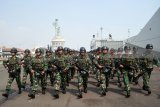 Sejumlah prajurit Korps Marinir megikuti upacara pelepasan keberangkatan Satuan tugas latihan Multilateral Rim of the Pasific (Satgas Latma Rimpac) 2018 di Dermaga Madura Koarmada II Surabaya, Jawa Timur, Rabu (30/5). Latma Rimpac 2018 yang akan berlangsung di Honolulu, Hawaii, Amerika Serikat tersebut diikuti oleh 23 negara dan pada kegiatan itu TNI AL melibatkan dua kapal perang KRI Makassar (MKS)-590 dan KRI Raden Eddy Martadinata (REM)-331, 215 orang prajurit Korps Marinir dengan membawa delapan unit tank amfibi LVT-7 dan satu unit Howitzer-105. Antara Jatim/M Risyal Hidayat/zk/18