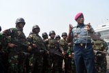 Komandan Korps Marinir (Dankormar) Mayjen TNI Bambang Suswantono (kanan) berbincang dengan prajurit Korps Marinir disela-sela pelepasan keberangkatan Satuan tugas latihan Multilateral Rim of the Pasific (Satgas Latma Rimpac) 2018 di Dermaga Madura Koarmada II Surabaya, Jawa Timur, Rabu (30/5). Latma Rimpac 2018 yang akan berlangsung di Honolulu, Hawaii, Amerika Serikat tersebut diikuti oleh 23 negara dan pada kegiatan itu TNI AL melibatkan dua kapal perang KRI Makassar (MKS)-590 dan KRI Raden Eddy Martadinata (REM)-331, 215 orang prajurit Korps Marinir dengan membawa delapan unit tank amfibi LVT-7 dan satu unit Howitzer-105. Antara Jatim/M Risyal Hidayat/zk/18