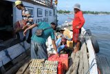 Buruh angkut memindahkan sembako dari perahu penghubung ke dalam Perahu Layar Motor (PLM) di Pelabuhan Jangkar, Situbondo, Jawa Timur, Kamis (24/). Penumpang PLM membawa sembako, seperti beras, telur, gula pasir dan minyak goreng untuk kebutuhan puasa hingga hari raya yang dibeli di Situbondo karena harga Sembako di kepulauan Madura berangsur naik. Antara Jatim/Seno/zk/18.