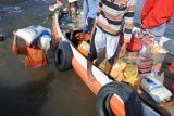 Buruh angkut memikul sembako ke perahu penghubung di Pelabuhan Jangkar, Situbondo, Jawa Timur, Kamis (24/). Penumpang Perahu Layar Motor (PLM) membawa sembako, seperti beras, telur, gula pasir dan minyak goreng untuk kebutuhan puasa hingga hari raya yang dibeli di Situbondo karena harga Sembako di kepulauan Madura berangsur naik. Antara Jatim/Seno/zk/18.