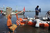 Buruh angkut memikul sembako ke perahu penghubung di Pelabuhan Jangkar, Situbondo, Jawa Timur, Kamis (24/). Penumpang Perahu Layar Motor (PLM) membawa sembako, seperti beras, telur, gula pasir dan minyak goreng untuk kebutuhan puasa hingga hari raya yang dibeli di Situbondo karena harga Sembako di kepulauan Madura berangsur naik. Antara Jatim/Seno/zk/18.