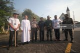 Gubernur Jawa Timur Soekarwo (tengah), Pangdam V Brawijaya Mayjen TNI Arif Rahman (ketiga kanan) dan Kapolda Jawa Timur Irjen Pol Machfud Arifin (ketiga kiri) berbincang dengan pastor paroki Romo Aloysius Hans Kurniawan (kedua kiri) saat berkunjung ke Gereja Katolik Santo Yakobus di Surabaya, Jawa Timur, Minggu (20/5). Peninjauan tersebut untuk memastikan pengamanan guna memberikan rasa aman kepada jemaat yang melaksanakan kebaktian dan misa sepekan pascaledakan bom di tiga gereja di Surabaya. Antara jatim/Moch Asim/zk/18