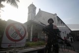 Aparat TNI bersenjata lengkap berjaga di Gereja Katolik Hati Kudus Yesus di Surabaya, Jawa Timur, Minggu (20/5). Penjagaan tersebut untuk memastikan pengamanan guna memberikan rasa aman kepada jemaat yang melaksanakan kebaktian dan misa sepekan pascaledakan bom di tiga gereja di Surabaya. Antara Jatim/Moch Asim/zk/18