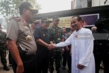 Gubernur Jawa Timur Soekarwo (ketiga kiri), Pangdam V Brawijaya Mayjen TNI Arif Rahman (keempat kiri) dan Kapolda Jawa Timur Irjen Pol Machfud Arifin (kiri) berbincang dengan Romo Kurdo Gonzales saat berkunjung ke Gereja Katolik Santa Maria Tak Bercela di Surabaya, Jawa Timur, Minggu (20/5). Peninjauan tersebut untuk memastikan pengamanan guna memberikan rasa aman kepada jemaat yang melaksanakan kebaktian dan misa sepekan pascaledakan bom di tiga gereja di Surabaya. Antara Jatim/Moch Asim/zk/18