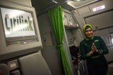     Pramugari maskapai Citilink Indonesia berseragam hijab menyapa dalam penerbangan perdana seragam baru Citilink Indonesia rute Jakarta-Surabaya, Senin (14/5/2018). Citilink Indonesia memperkenalkan seragam baru awak kabin salah satunya seragam pramugari berhijab guna menyabut bulan Ramadan dan seragam baru tersebut resmi dikenakan mulai Senin (14/5/2018) pada seluruh penerbangan Citilink. (ANTARA FOTO/Aprillio Akbar)