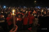 Warga dari berbagai komunitas menyalakan lilin saat doa bersama di Tugu Perjuangan, Indramayu, Jawa Barat, Selasa (15/5). Doa bersama tersebut sebagai bentuk keprihatinan terhadap korban peristiwa serangan terorisme di sejumlah tempat di Surabaya, sekaligus mendoakan keamanan, persatuan dan kesatuan antarwarga Indonesia. ANTARA JABAR/Dedhez Anggara/agr/18.