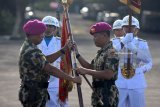 Komandan Pasmar-2 Brigjen TNI (Mar) Endi Supardi (kiri) menyerahkan bendera patakan pada Komandan Brigif-1 Kolonel (Mar) Suliono (kanan) disela-sela serah terima jabatan Korps Marinir di Bhumi Marinir Karangpilang, Surabaya, Jawa Timur, Sabtu (19/5). Dalam kesempatan tersebut dilaksanakan serah terima jabatan Komandan Brigif-1 Marinir dari Kolonel (Mar ) I Made Sukada kepada Kolonel (Mar) Suliono dan Komandan Resimen Artileri-1 dari Kolonel (Mar) Ainur Rofiq kepada Kolonel (Mar) Encep Wahyu Gumelar. Antara Jatim/M Risyal Hidayat/zk/18