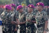 Komandan Pasmar-2 Brigjen TNI (Mar) Endi Supardi (kiri) menyerahkan tongkat komando pada Komandan Brigif-1 Kolonel (Mar) Suliono (ketiga kanan) disela-sela serah terima jabatan Korps Marinir di Bhumi Marinir Karangpilang, Surabaya, Jawa Timur, Sabtu (19/5). Dalam kesempatan tersebut dilaksanakan serah terima jabatan Komandan Brigif-1 Marinir dari Kolonel (Mar ) I Made Sukada kepada Kolonel (Mar) Suliono dan Komandan Resimen Artileri-1 dari Kolonel (Mar) Ainur Rofiq kepada Kolonel (Mar) Encep Wahyu Gumelar. Antara Jatim/M Risyal Hidayat/zk/18