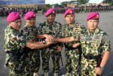 Komandan Pasmar-2 Brigjen TNI (Mar) Endi Supardi (tengah) melakukan salam komando dengan Kolonel (Mar) I Made Sukada (kiri), Kolonel (Mar) Encep Wahyu Gumelar (kedua kiri), Kolonel (Mar) Ainur Rofiq (kanan) dan Kolonel (Mar) Kolonel (Mar) Encep Wahyu Gumelar (kedua kanan) disela-sela serah terima jabatan Korps Marinir di Bhumi Marinir Karangpilang, Surabaya, Jawa Timur, Sabtu (19/5). Dalam kesempatan tersebut, Komandan Pasmar-2 Brigjen TNI (Mar) Endi Supardi menyerahkan serah terima jabatan Komandan Brigif-1 Marinir dari Kolonel (Mar ) I Made Sukada kepada Kolonel (Mar) Suliono dan Komandan Resimen Artileri-1 dari Kolonel (Mar) Ainur Rofiq kepada Kolonel (Mar) Encep Wahyu Gumelar. Antara jatim/M Risyal Hidayat/zk/18