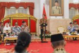 Presiden Joko Widodo menyampaikan paparan pendahuluan ketika memimpin Sidang Kabinet Paripurna di Istana Negara Jakarta, Rabu (16/5/2018). Sidang kabinet paripurna tersebut membahas sistem perizinan online single submission yang rencananya akan diluncurkan pada Mei mendatang, keamanan dengan mengedepankan semangat persaudaraan dan kerukunan sosial yang ada di masyarakat dengan memerintahkan BIN, Polri dan TNI serta tugas para menteri untuk mengabarkan bahwa Indonesia aman untuk dikunjungi. (ANTARA FOTO/Wahyu Putro A) 