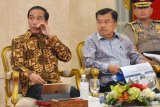 Presiden Joko Widodo (kiri) didampingi Wakil Presiden Jusuf Kalla memimpin Sidang Kabinet Paripurna di Istana Negara Jakarta, Rabu (16/5/2018). Sidang kabinet paripurna tersebut membahas sistem perizinan online single submission yang rencananya akan diluncurkan pada Mei mendatang, keamanan dengan mengedepankan semangat persaudaraan dan kerukunan sosial yang ada di masyarakat dengan memerintahkan BIN, Polri dan TNI serta tugas para menteri untuk mengabarkan bahwa Indonesia aman untuk dikunjungi. (ANTARA FOTO/Wahyu Putro A) 