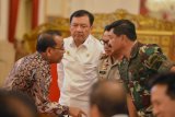 Mensesneg Pratikno (kiri) berbincang dengan Kepala BIN Budi Gunawan (kedua kiri), Kapolri Jenderal Pol Tito Karnavian (kedua kanan) dan Panglima TNI Marsekal TNI Hadi Tjahjanto sebelum mengikuti Sidang Kabinet Paripurna di Istana Negara Jakarta, Rabu (16/5/2018). Sidang kabinet paripurna tersebut membahas sistem perizinan online single submission yang rencananya akan diluncurkan pada Mei mendatang, keamanan dengan mengedepankan semangat persaudaraan dan kerukunan sosial yang ada di masyarakat dengan memerintahkan BIN, Polri dan TNI serta tugas para menteri untuk mengabarkan bahwa Indonesia aman untuk dikunjungi. (ANTARA FOTO/Wahyu Putro A) 