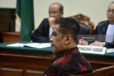 Terdakwa Bupati nonaktif Nganjuk Taufiqurrahman (kiri) menjalani sidang tuntutan kasus perekrutan dan pengelolaan ASN/PNS Nganjuk di Pengadilan Tindak Pidana Korupsi (Tipikor) Juanda, Sidoarjo, Jawa Timur, Jumat (18/5). Jaksa penuntut umum menuntut Taufiqurrahman dengan pidana penjara selama 10 tahun penjara dan denda Rp600 juta dengan subsider selama enam bulan. Antara Jatim/Umarul Faruq/zk/18