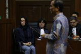     Terdakwa kasus suap pemberian izin lokasi perkebunan di Kutai Kartanegara Rita Widyasari (kiri) menjalani sidang lanjutan di Pengadilan Tipikor, Jakarta, Rabu (2/5/2018). Sidang Bupati Kutai Kartanegara nonaktif itu beragendakan mendengarkan keterangan saksi. (ANTARA FOTO/Rivan Awal Lingga)