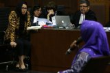 Terdakwa kasus suap pemberian izin lokasi perkebunan di Kutai Kartanegara Rita Widyasari (kiri) menjalani sidang lanjutan di Pengadilan Tipikor, Jakarta, Rabu (16/5/2018). Sidang tersebut beragenda mendengarkan keterangan dua orang saksi terkait gratifikasi proses pengajuan permohonan tiga perusahaan kepada Bupati Kutai Kartanegara yang saat itu dipimpin Rita Widyasari. (ANTARA /Rivan Awal Lingga)