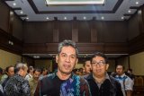 Bupati nonaktif Hulu Sungai Tengah Abdul latif (tengah) meninggalkan ruangan sidang usai menjalani sidang perdana pembacaan dakwaan di Pengadilan Tipikor, Jakarta, Kamis (24/5/2018). Abdul Latif didakwa menerima suap sebanyak Rp3,6 milliar dalam kasus proyek pengadaan pekerjaan pembangunan RSUD Damanhuri, Barabai, tahun anggaran 2017. (ANTARA FOTO/Galih Pradipta) 