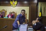 Terdakwa kasus suap pembangunan RSUD H Damanhuri Barabai tahun anggaran 2017 Donny Witono (tengah) berbincang dengan penasehat hukum saat mengikuti sidang pembacaan putusan di Pengadilan Tipikor, Jakarta, Kamis (24/5/2018). Majelis hakim memvonis Direktur Utama PT Menara Agung Pustaka Donny Witono dengan hukuman dua tahun penjara dan denda Rp50 juta subsider satu bulan kurungan karena terbukti menyuap Bupati Hulu Sungai Tengah Abdul Latif sebesar Rp3,6 miliar. (ANTARA /Galih Pradipta) 