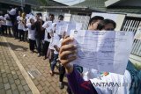 Warga menunjukan surat pemberitahuan pemungutan suara saat melakukan simulasi pemungutan suara di Desa Tegalluar, Kabupaten Bandung, Jawa Barat, Sabtu (12/5). Simulasi pemungutan suara yang diselenggarakan oleh Komisi Pemilihan Umum (KPU) Provinsi Jawa Barat tersebut ditujukan untuk memberikan pengarahan kepada warga mengenai tata cara pemungutan hak suara pada Pilkada serentak 27 Juni mendatang. ANTARA JABAR/Raisan Al Farisi/agr/18