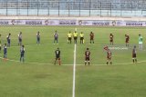 Pesepakbola Arema FC dan PSM Makassar berkumpul di tengah lapangan untuk berdoa kepada korban bom Surabaya sesaat sebelum pertandingan GOJEK LIGA I dimulai di Stadion Kanjuruhan, Malang, Jawa Timur, Minggu (13/5). Pita hitam tersebut dikenakan seluruh pesepakbola sebagai ungkapan duka cita sekaligus solidaritas terhadap korban bom gereja di Surabaya. Antara Jatim/Ari Bowo Sucipto/mas/18.