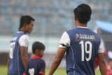 Pesepakbola Arema FC, Sjahbandi  mengenakan pita hitam di lengan kanannya saat melawan PSM Makassar dalam  pertandingan LIGA I GOJEK di Stadion Kanjuruhan, Malang, Jawa Timur, Minggu (13/5). Pita hitam tersebut dikenakan seluruh pesepakbola sebagai ungkapan duka cita sekaligus solidaritas terhadap korban bom gereja di Surabaya. Antara Jatim/Ari Bowo Sucipto/mas/18.