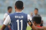 Pesepakbola Arema FC, Rivaldi Bawuo mengenakan pita hitam di lengan kanannya saat melawan PSM Makassar dalam  pertandingan LIGA I GOJEK di Stadion Kanjuruhan, Malang, Jawa Timur, Minggu (13/5). Pita hitam tersebut dikenakan seluruh pesepakbola sebagai ungkapan duka cita sekaligus solidaritas terhadap korban bom gereja di Surabaya. Antara Jatim/Ari Bowo Sucipto/mas/18.