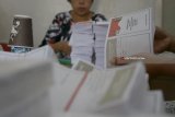 Pekerja melipat kertas surat suara untuk pemilihan bupati/wakil bupati di Tulungagung, Jawa Timur, Kamis (24/5). Sortir dan pelipatan dilakukan untuk memastikan surat suara sah dan bisa segera didistribusikan ke 19 kecamatan (PPK) yang ada di daerah itu untuk persiapan Pilkada serentak 27 Juni 2018. Antara Jatim/Destyan Sujarwoko/zk/18