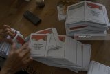 Pekerja melipat kertas surat suara untuk pemilihan bupati/wakil bupati di Tulungagung, Jawa Timur, Kamis (24/5). Sortir dan pelipatan dilakukan untuk memastikan surat suara sah dan bisa segera didistribusikan ke 19 kecamatan (PPK) yang ada di daerah itu untuk persiapan Pilkada serentak 27 Juni 2018. Antara Jatim/Destyan Sujarwoko/zk/18