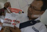 Petugas menunjukkan surat suara yang rusak (sobek) di sela kegiatan sortir dan melipat kertas surat suara untuk pemilihan bupati/wakil bupati di Tulungagung, Jawa Timur, Kamis (24/5). Sortir dan pelipatan dilakukan untuk memastikan surat suara sah dan bisa segera didistribusikan ke 19 kecamatan (PPK) yang ada di daerah itu untuk persiapan Pilkada serentak 27 Juni 2018. Antara Jatim/Destyan Sujarwoko/zk/18