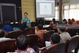 Petugas pengelola data desa mengikuti sosialisasi Peningkatan Kualitas Pelayanan Administrasi Kependudukan di ruang pertemuan Dinas Kependudukan dan Pencatatan Sipil Kabupaten Madiun, Jawa Timur, Kamis (3/5). Kegiatan tersebut antara lain dimaksudkan untuk mempercepat perekaman data Kartu Tanda Penduduk (KTP) elektronik guna mendukung pelaksanaan Pemilu 2019. Antara Jatim/Siswowidodo/mas/18.