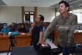 Petugas pengelola data desa mengikuti sosialisasi Peningkatan Kualitas Pelayanan Administrasi Kependudukan di ruang pertemuan Dinas Kependudukan dan Pencatatan Sipil Kabupaten Madiun, Jawa Timur, Kamis (3/5). Kegiatan tersebut antara lain dimaksudkan untuk mempercepat perekaman data Kartu Tanda Penduduk (KTP) elektronik guna mendukung pelaksanaan Pemilu 2019. Antara Jatim/Siswowidodo/mas/18