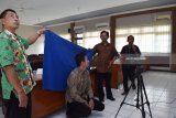 Petugas pengelola data desa mengikuti sosialisasi Peningkatan Kualitas Pelayanan Administrasi Kependudukan di ruang pertemuan Dinas Kependudukan dan Pencatatan Sipil Kabupaten Madiun, Jawa Timur, Kamis (3/5). Kegiatan tersebut antara lain dimaksudkan untuk mempercepat perekaman data Kartu Tanda Penduduk (KTP) elektronik guna mendukung pelaksanaan Pemilu 2019. Antara Jatim/Siswowidodo/mas/18.

