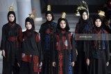 Sejumlah model memeragakan busana karya dari Sad Indah ketika pagelaran busana Surabaya Fashion Parade 2018 di Surabaya, Jawa Timur, Jumat (4/5). Pagelaran busana yang ke-11 mengangkat tema utama 