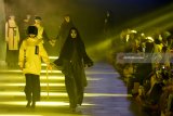 Sejumlah model memeragakan busana karya dari Chaos ketika pagelaran busana Surabaya Fashion Parade 2018 di Surabaya, Jawa Timur, Jumat (4/5). Pagelaran busana yang ke-11 mengangkat tema utama 