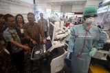 Ketua Perhimpunan Rumah Sakit Seluruh Indonesia (Persi) Kuntjoro Adi Purjanto (kedua kanan) mencoba alat Ultrasonography (USG) di salah satu stan saat meninjau pameran Surabaya Hospital Expo 2018 di Surabaya, Jawa Timur, Rabu (5/2). Kegiatan yang berlangsung hingga 4 Mei 2018 tersebut bertujuan untuk memberikan informasi tentang perkembangan peralatan kesehatan kepada masyarakat. Antara Jatim/Moch Asim/zk/18