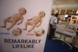 Pengunjung melihat alat inkubator bayi di salah satu stan saat pameran Surabaya Hospital Expo 2018 di Surabaya, Jawa Timur, Rabu (5/2). Kegiatan yang berlangsung hingga 4 Mei 2018 tersebut bertujuan untuk memberikan informasi tentang perkembangan peralatan kesehatan kepada masyarakat.Antara Jatim/Moch Asim/zk/18