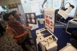 Pengunjung mencoba alat untuk pemeriksaan Telinga Hidung dan Tenggorokan (THT) di salah satu stan saat pameran Surabaya Hospital Expo 2018 di Surabaya, Jawa Timur, Rabu (5/2). Kegiatan yang berlangsung hingga 4 Mei 2018 tersebut bertujuan untuk memberikan informasi tentang perkembangan peralatan kesehatan kepada masyarakat. Antara Jatim/Moch Asim/zk/18