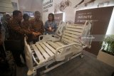 Ketua Perhimpunan Rumah Sakit Seluruh Indonesia (Persi) Kuntjoro Adi Purjanto (kedua kanan) berbincang dengan Ketua Persi Jawa Timur Dodo Anondo (kedua kiri) saat meninjau pameran Surabaya Hospital Expo 2018 di Surabaya, Jawa Timur, Rabu (5/2). Kegiatan yang berlangsung hingga 4 Mei 2018 tersebut bertujuan untuk memberikan informasi tentang perkembangan peralatan kesehatan kepada masyarakat. Antara Jatim/Moch Asim/zk/18