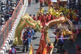 Sejumlah komunitas Tionghoa ketika mengikuti Surabaya Vaganza 2018 di Surabaya, Jawa Timur, Minggu (6/5). Parade yang diikuti 83 peserta terdiri dari 41 peserta mobil hias dan 42 pesera pawai budaya dari dalam dan luar negeri merupakan rangkaian dari peringatan HUT ke-725 Surabaya. Antara jatim/M Risyal Hidayat/zk/18