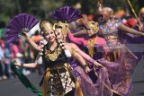 Sejumlah penari ketika mengikuti Surabaya Vaganza 2018 di Surabaya, Jawa Timur, Minggu (6/5). Parade yang diikuti 83 peserta terdiri dari 41 peserta mobil hias dan 42 pesera pawai budaya dari dalam dan luar negeri merupakan rangkaian dari peringatan HUT ke-725 Surabaya. Antara jatim/M Risyal Hidayat/zk/18