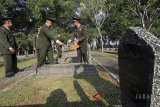 Sejumlah pejabat Polri dan TNI beserta pejabat daerah Kabuputan Bogor mengikuti prosesi tabur bunga di Taman Makam Pahlawan Pondok Rajeg, Bogor, Jawa Barat, Jumat (18/5). Rangkaian peringatan Hari Kebangkitan Nasional ke-110 diperingati dengan ziarah dan tabur bunga di Taman Makam Pahlawan dengan puncak peringatan pada tanggal 20 Mei 2018 mendatang. ANTARA JABAR/Yulius Satria Wijaya/agr/18.