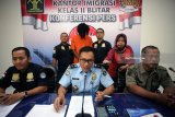 Kepala Kantor Imigrasi Blitar Muhammad Akram (Depan-Tiga Kanan) didampingi Kasie Wasdakim Hendra Setiawan (Kiri) dan Kasie Trantib Udanawu Istiadi (kanan) memberikan keterangan pers saat rilis di Kantor Imigrasi Kelas II Blitar, Jawa Timur, Senin (7/5). Tim Pengawasan Orang Asing (TIMPORA) Kanim Blitar berhasil mengamankan seorang pesepakbola asing asal Pantai Gading bernama Konan N'Zue Ange Olivier berusia 24 tahun saat sedang bermain bola, karena tidak memiliki paspor dan surat ijin keimigrasian yang sah (Ilegal).Antara Jatim/Irfan Anshori/zk/18