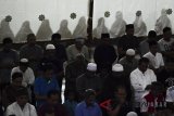 Umat Muslim melaksanakan Salat Tarawih di Masjid Pusat Dakwah Islam (Pusdai), Bandung, Jawa Barat, Rabu (16/5) malam. Pemerintah melalui Kementerian Agama menetapkan satu Ramadhan pada Kamis (17/5). ANTARA JABAR/Raisan Al Farisi/agr/18